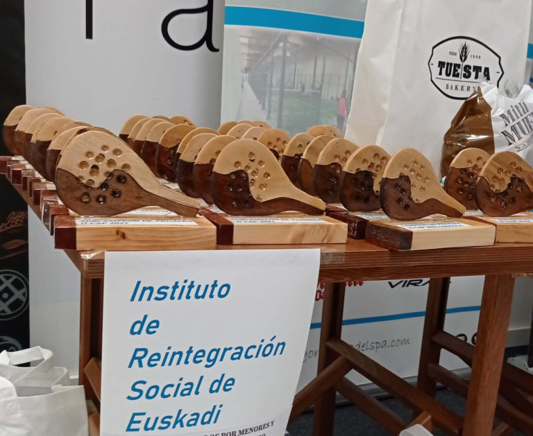 Jóvenes del centro Txema Fínez elaboran los trofeos del Circuito Alavés de Pádel